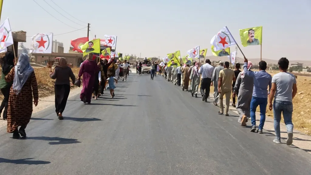 Şêniyên Çelebiyê li dijî tecrîdê meşiyan