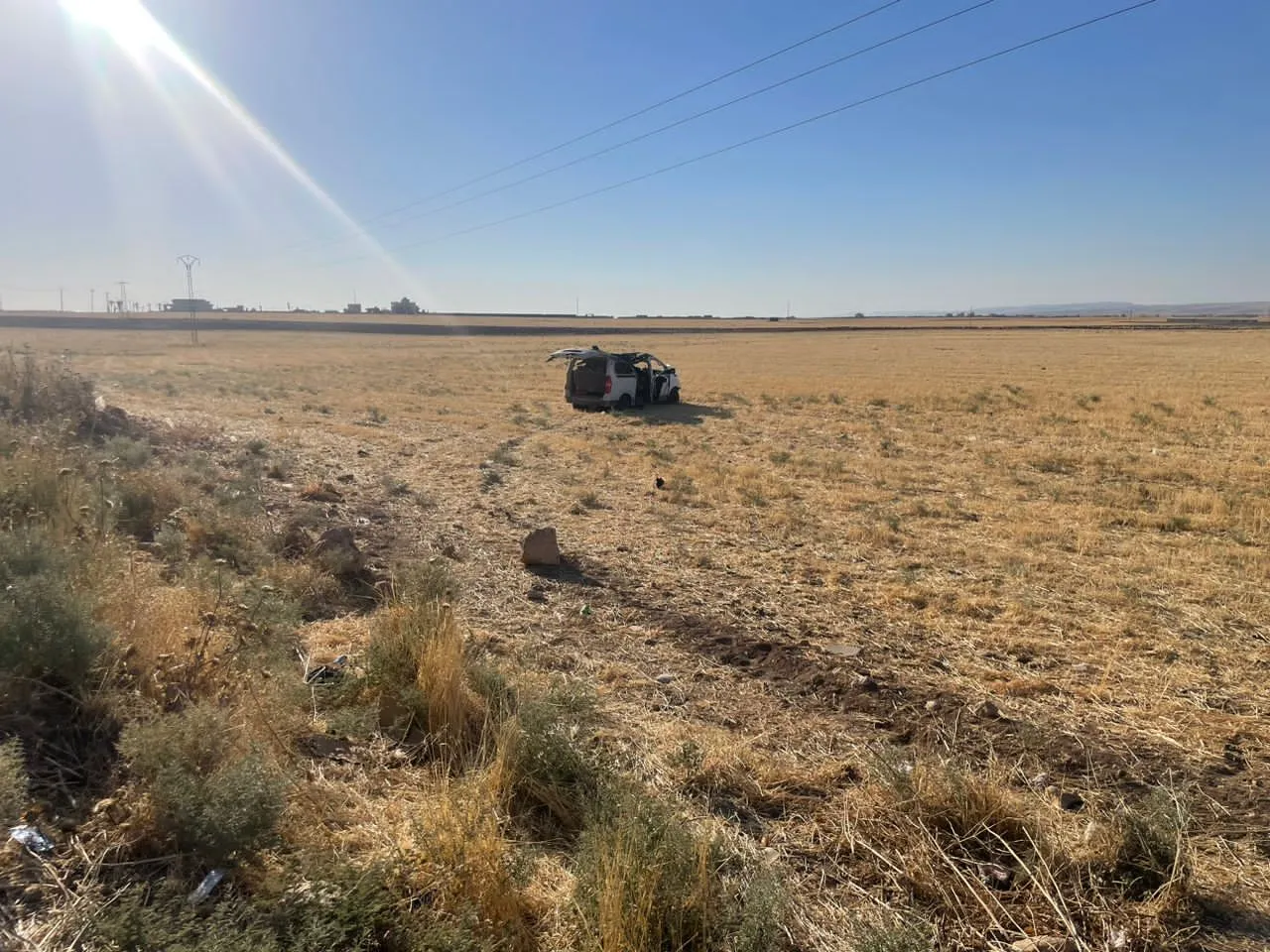 ​​​​​​​​​​​​​​Balafireke dewleta Tirk li ser rêya Qamişlo-Amûdê li erebeyeke rojnamevanan da