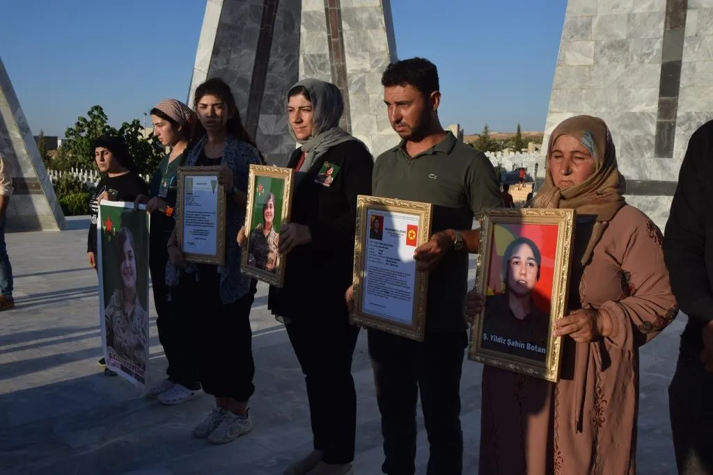 Xelkê Kobanê cenazeyê şehîd Lîna Elo oxir kir û soza şopandina rêya şehîdan da