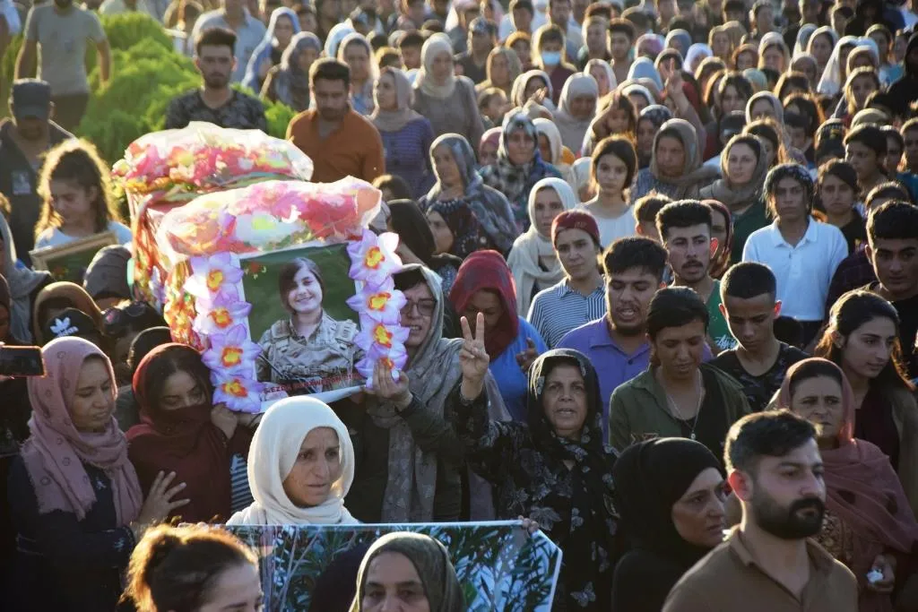 Xelkê Kobanê cenazeyê şehîd Lîna Elo oxir kir û soza şopandina rêya şehîdan da