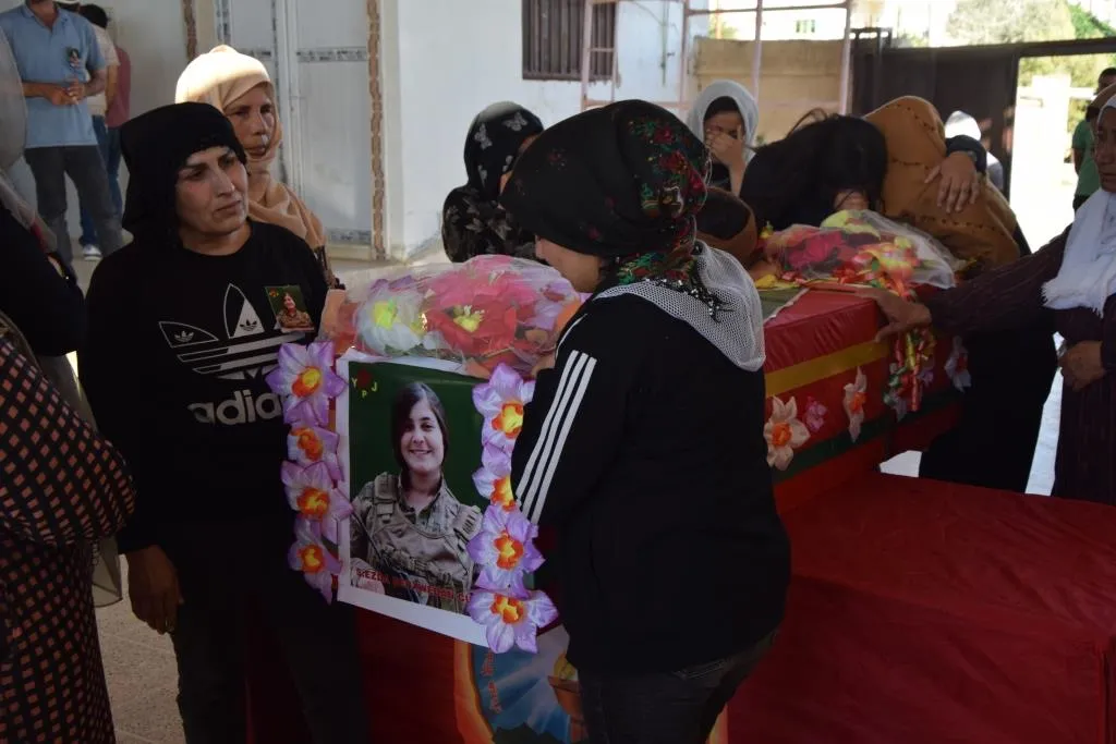 Xelkê Kobanê cenazeyê şehîd Lîna Elo oxir kir û soza şopandina rêya şehîdan da