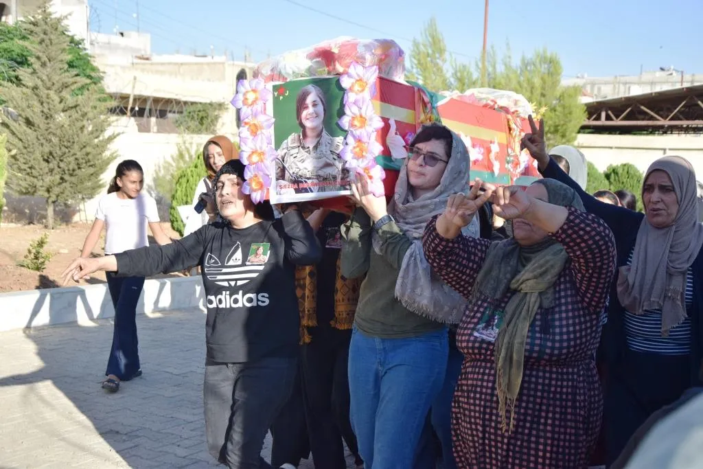 Xelkê Kobanê cenazeyê şehîd Lîna Elo oxir kir û soza şopandina rêya şehîdan da