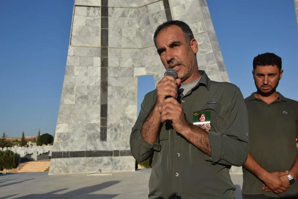 Xelkê Kobanê cenazeyê şehîd Lîna Elo oxir kir û soza şopandina rêya şehîdan da
