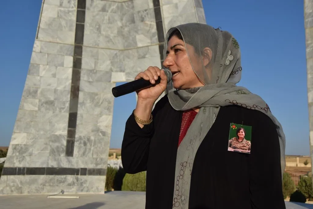 Xelkê Kobanê cenazeyê şehîd Lîna Elo oxir kir û soza şopandina rêya şehîdan da