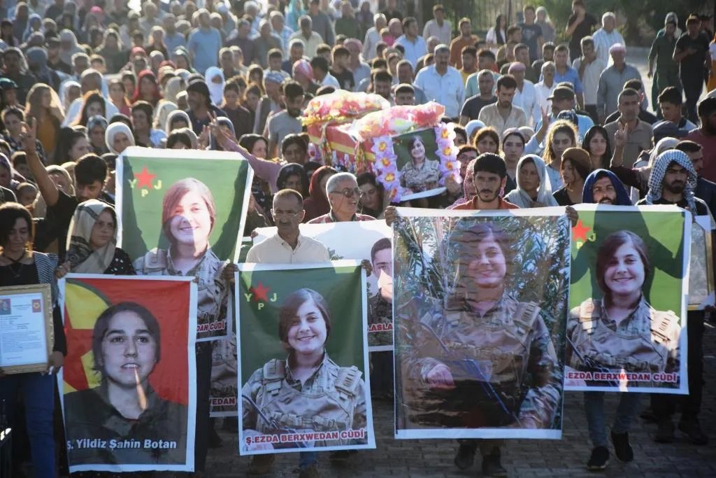 Xelkê Kobanê cenazeyê şehîd Lîna Elo oxir kir û soza şopandina rêya şehîdan da