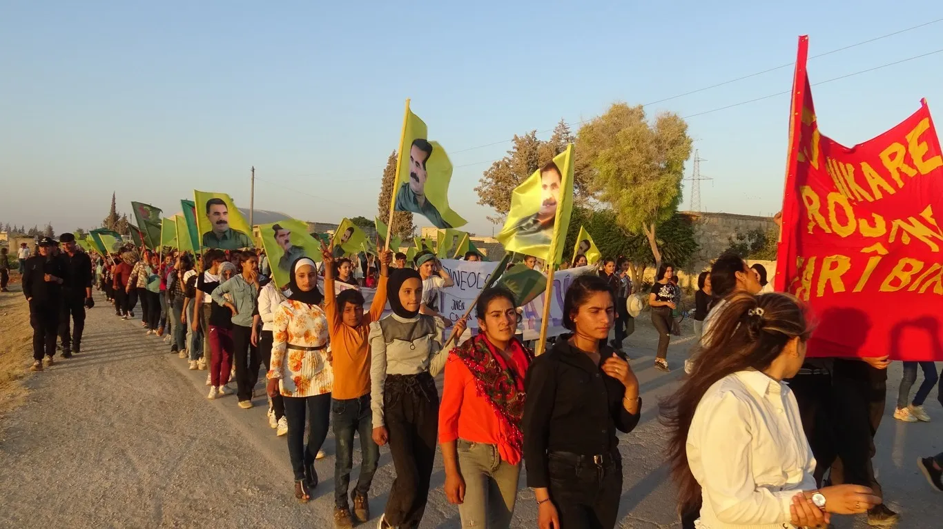 Ciwanên Efrîn û Şehbayê  bi meşeke girseyî tecrîd şermezar kir