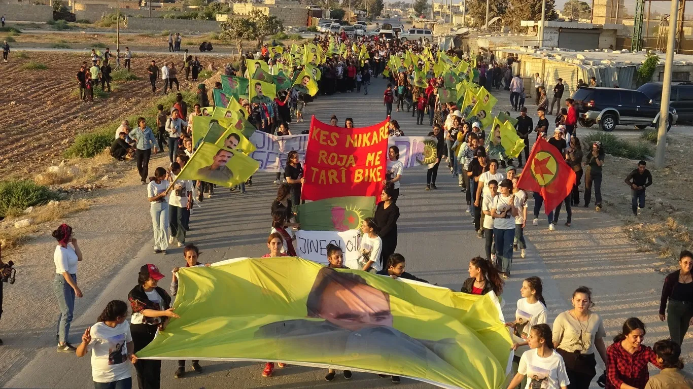 Ciwanên Efrîn û Şehbayê  bi meşeke girseyî tecrîd şermezar kir