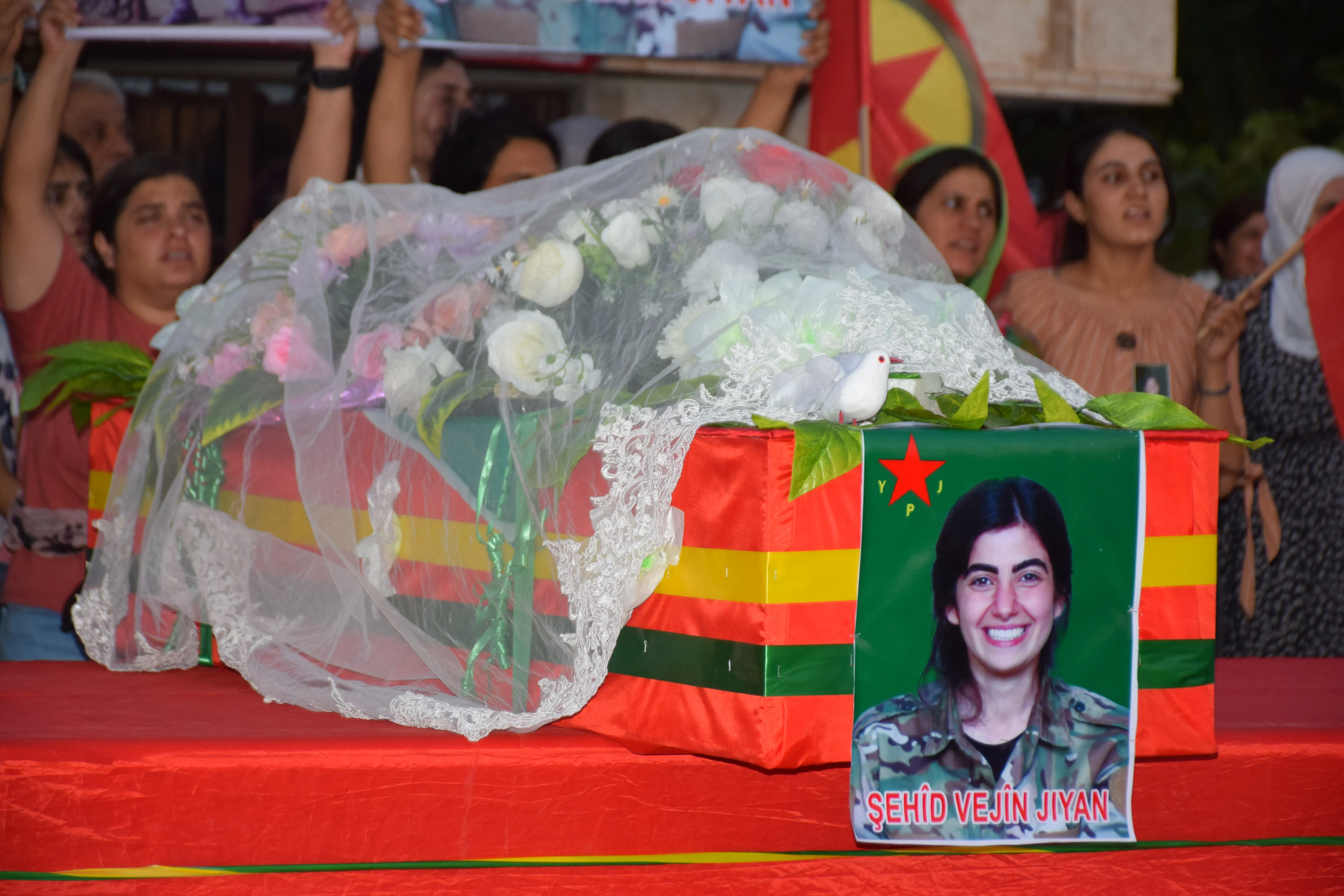 Bi merasîmeke bi haybet cenazeyê şehîd Vejîn Jiyan hat veşartin