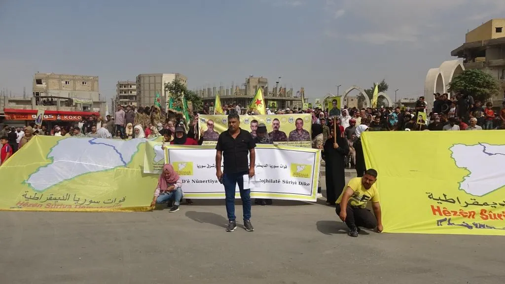 Li Reqayê ji bo piştgiriya QSD′ê meşeke girseyî