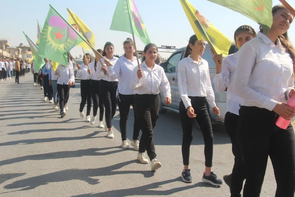 Bi sedan Jinên ciwan li dijî komploya navneteweyî rabûn ser piyan