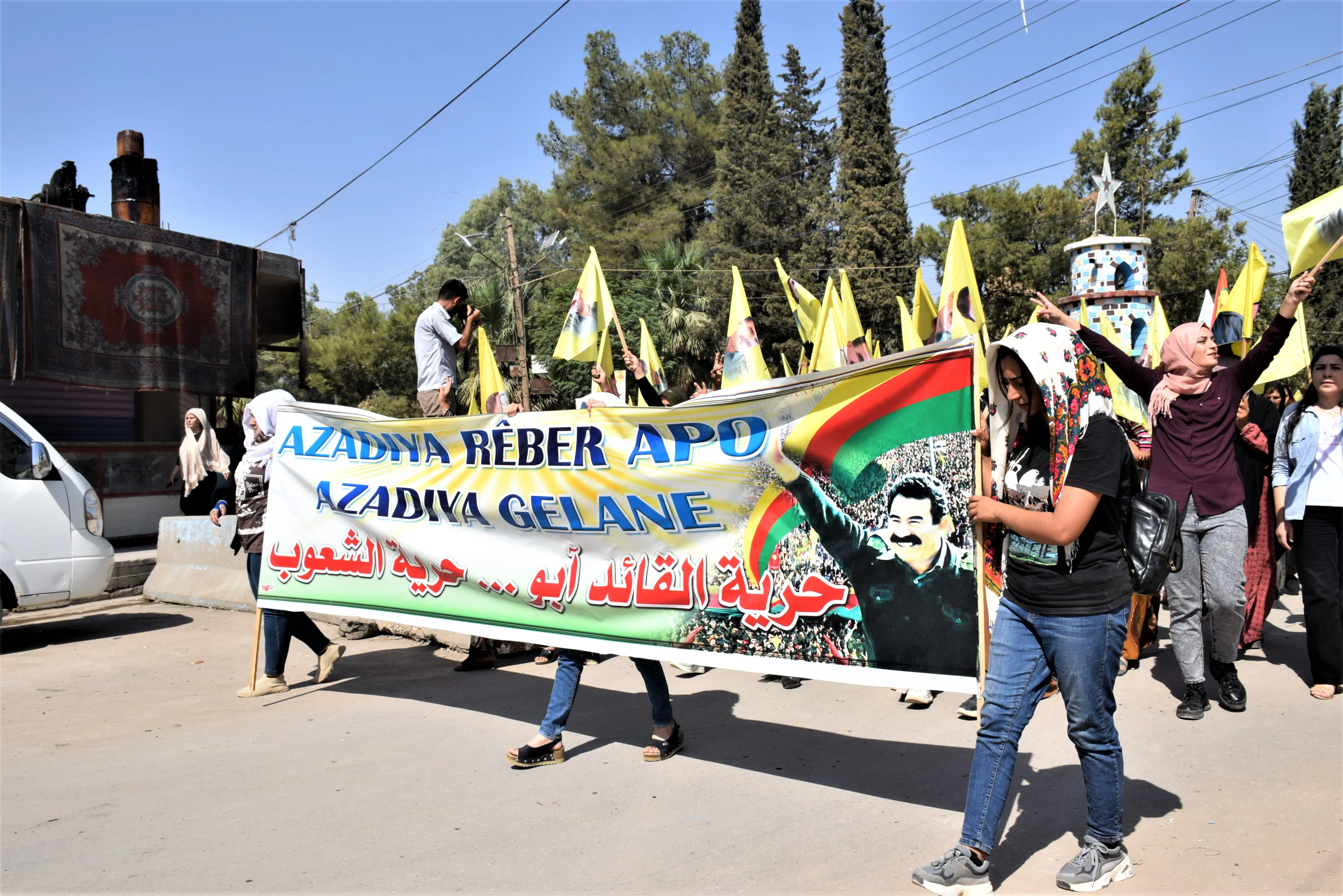 Xelkê Hesekê ji bo tecrîdê meşiyan