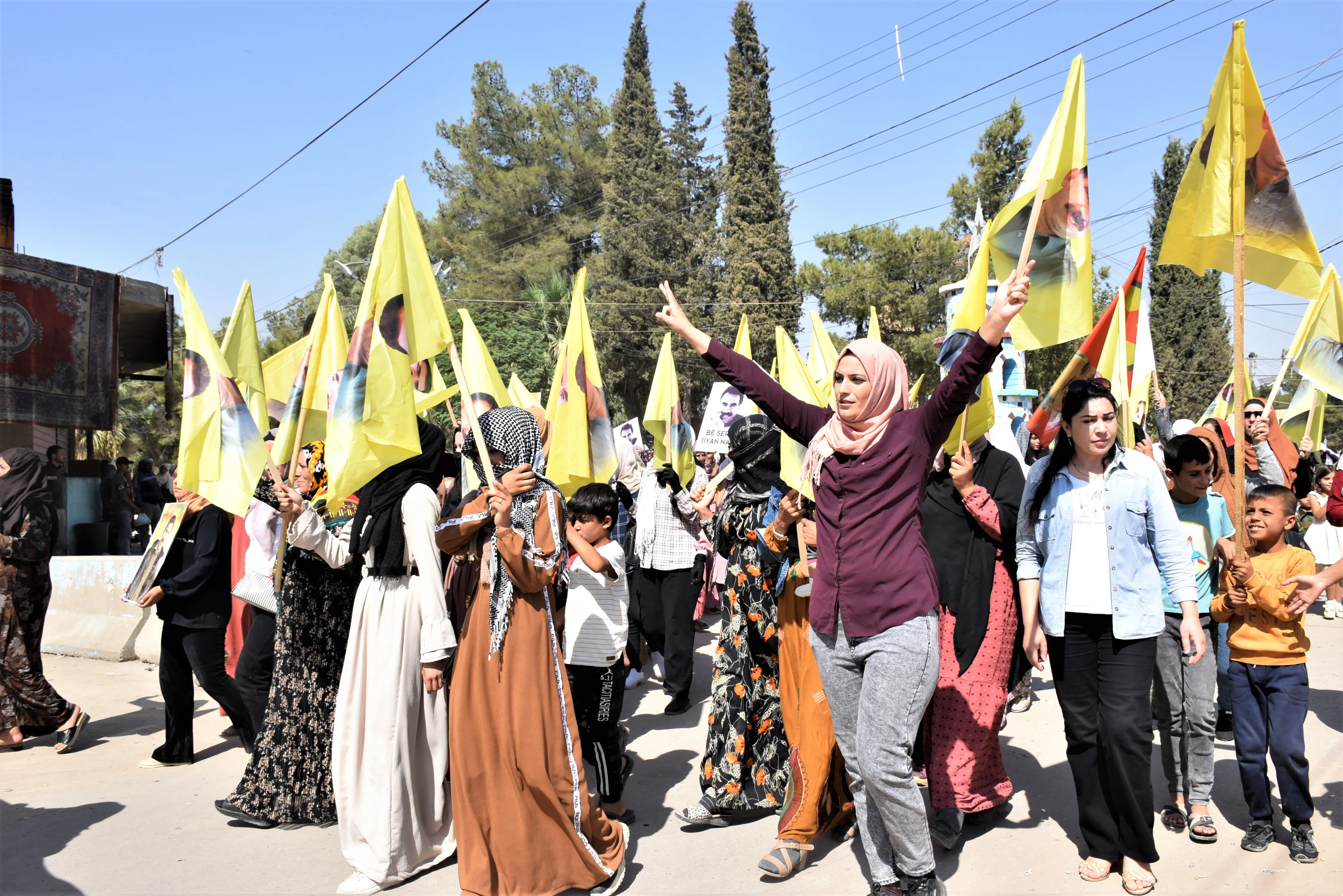Xelkê Hesekê ji bo tecrîdê meşiyan