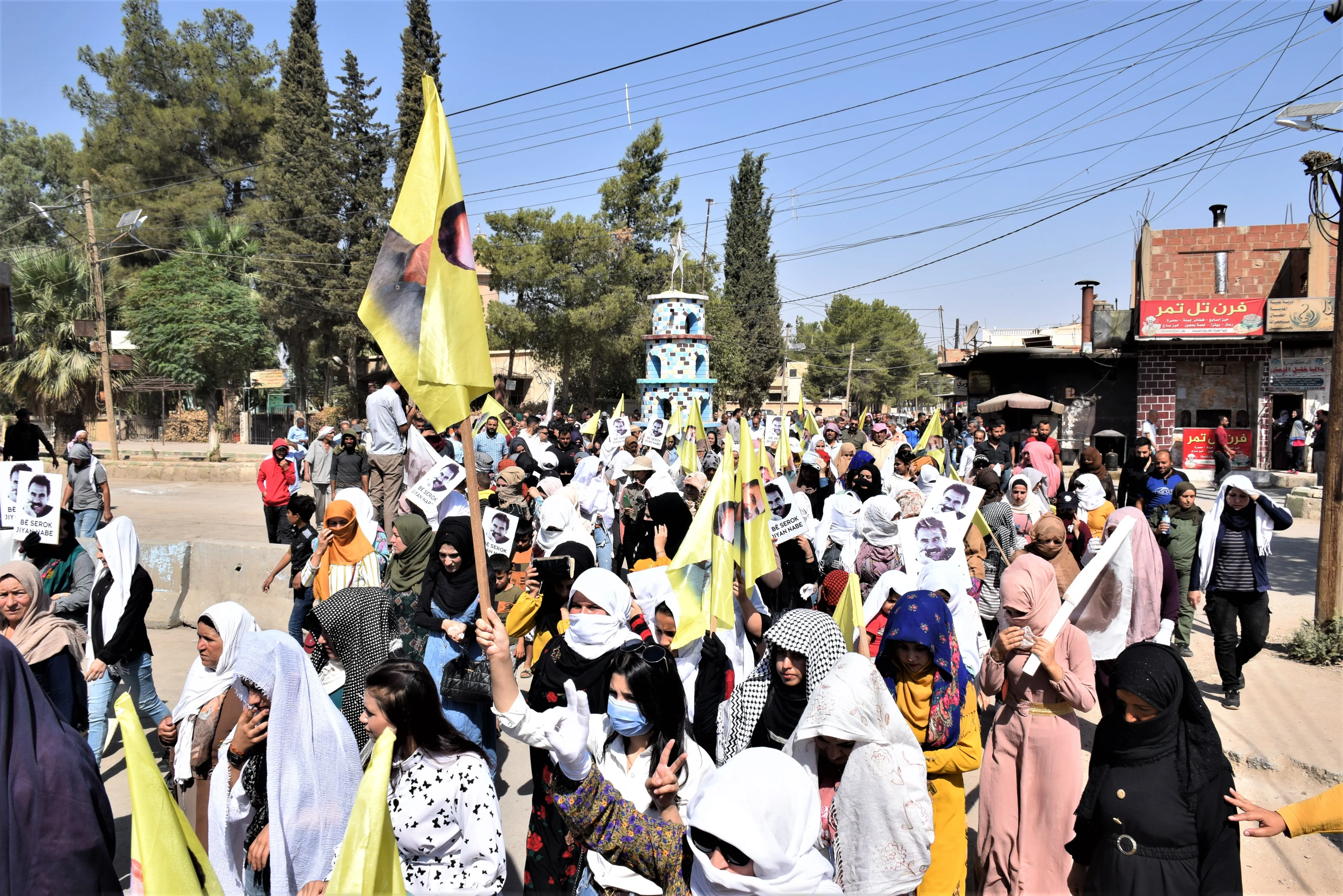 Xelkê Hesekê ji bo tecrîdê meşiyan