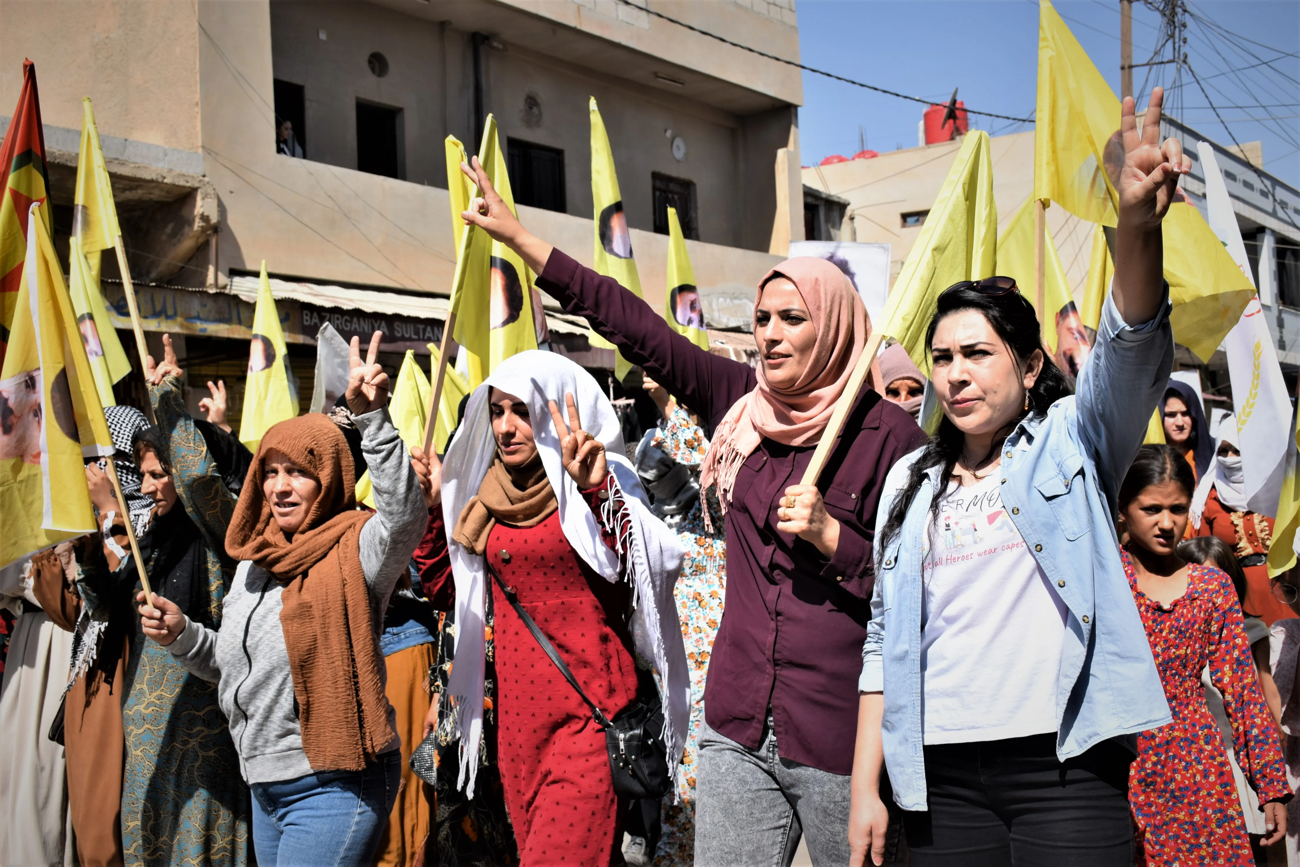 Xelkê Hesekê ji bo tecrîdê meşiyan