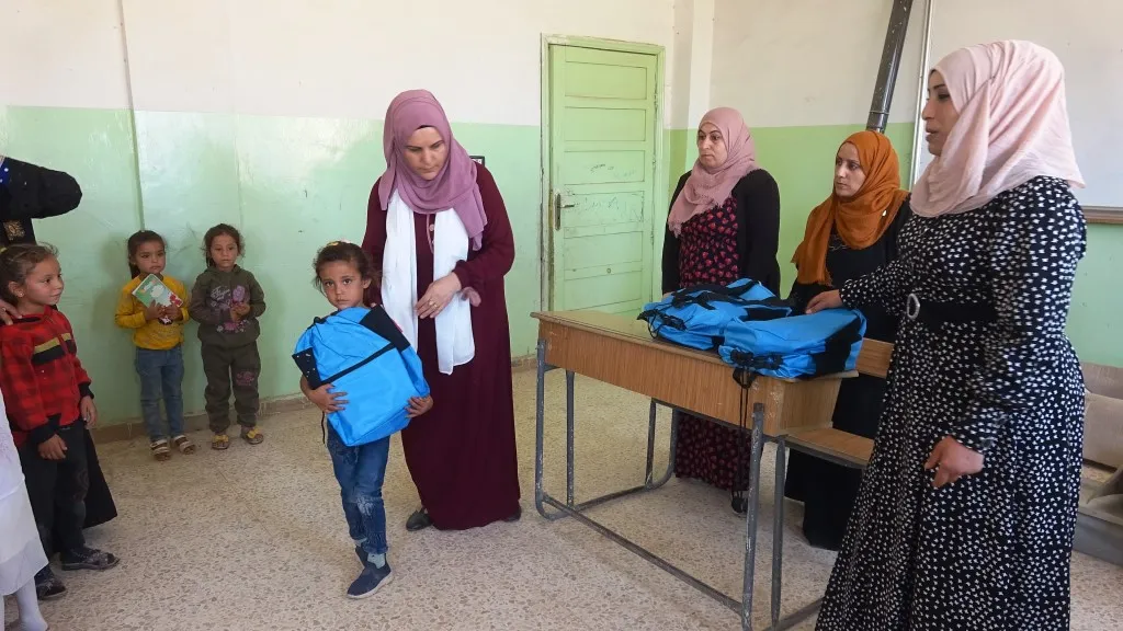 Pêdiviyên dibistanan li xwendekarên Eyn Îsyê hatin belavkirin