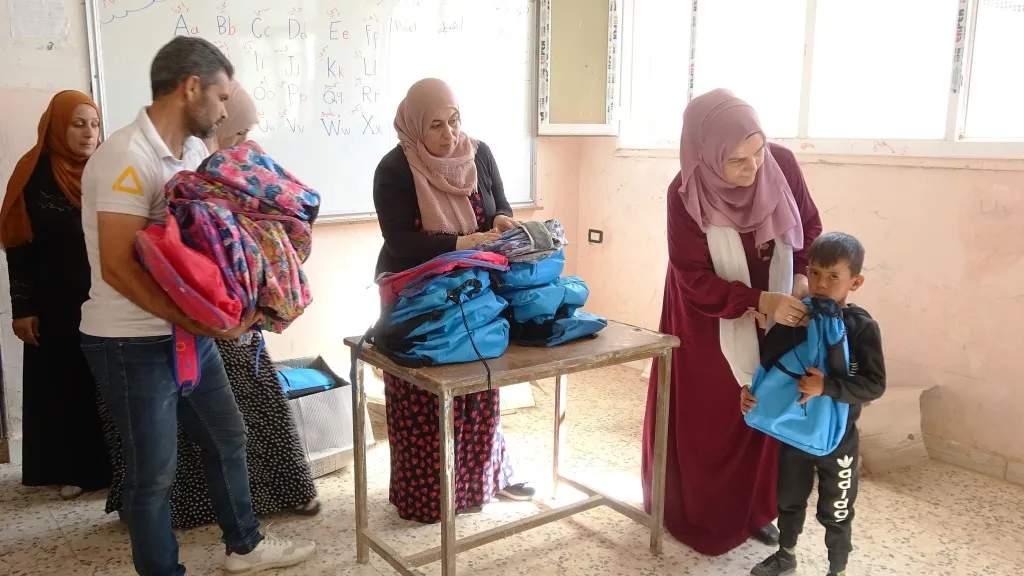 Pêdiviyên dibistanan li xwendekarên Eyn Îsyê hatin belavkirin