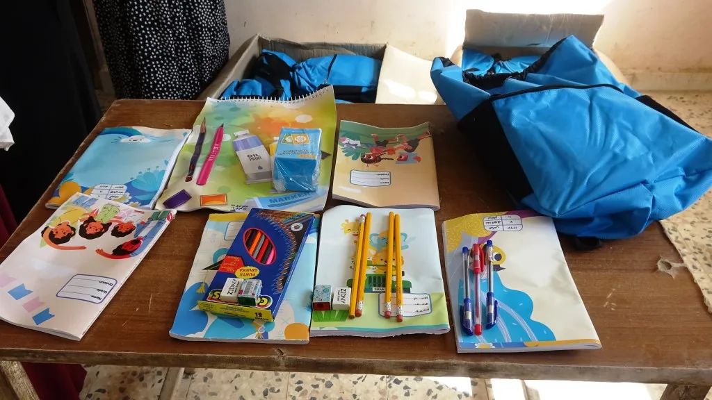 Pêdiviyên dibistanan li xwendekarên Eyn Îsyê hatin belavkirin