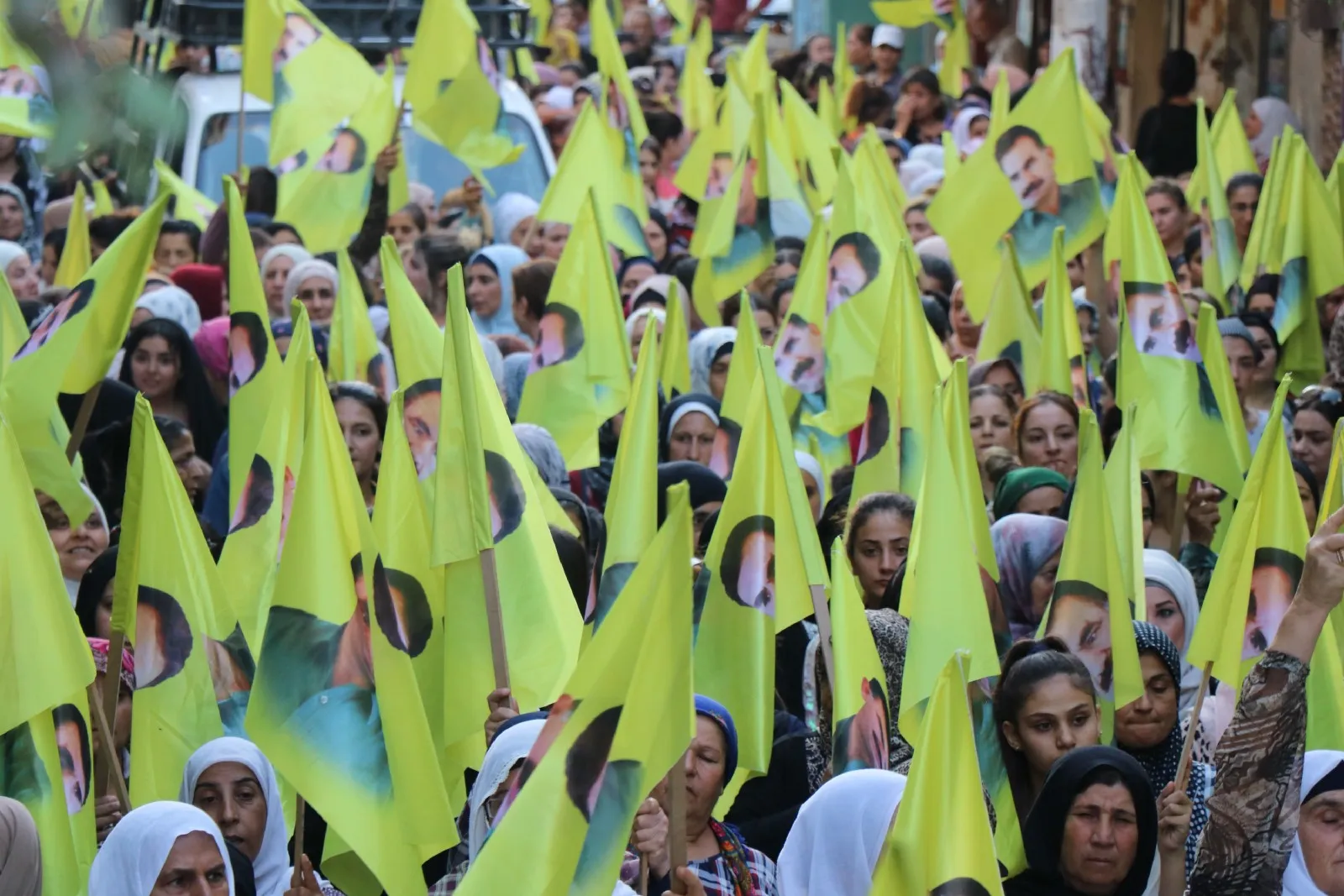 Şêniyên Helebê ji bo Rêber Abdullah Ocalan meşiyan