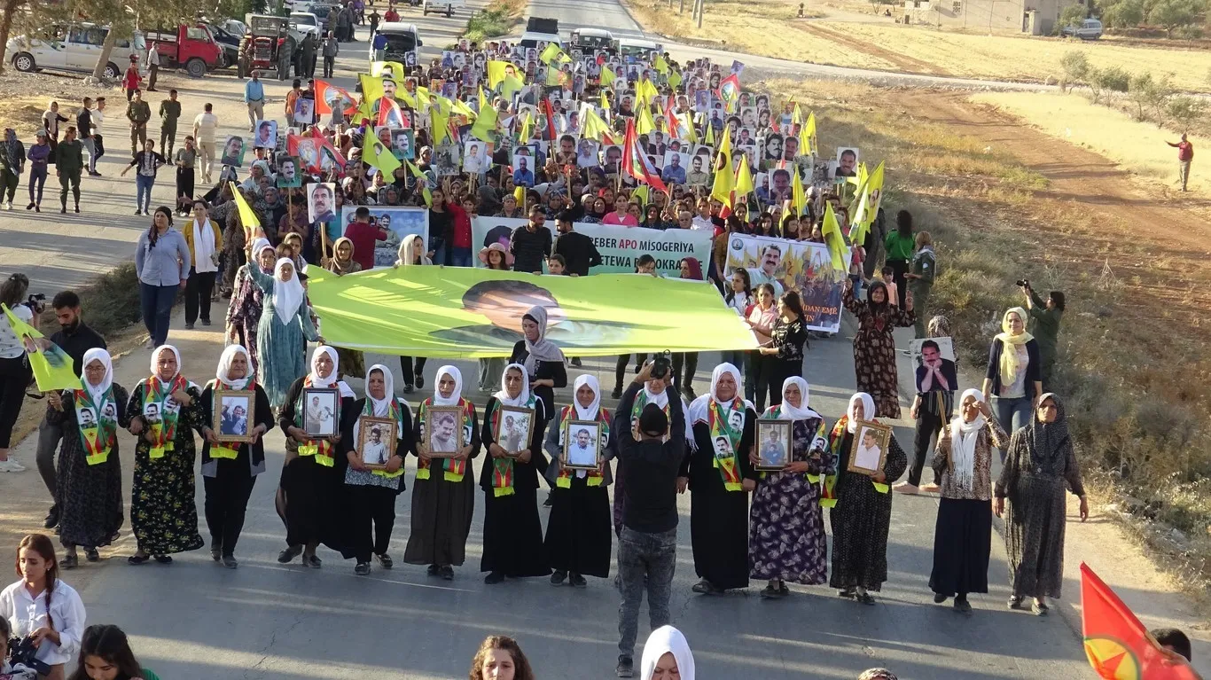 'Em ê sînoran bişkînin û Rêber Apo azad bikin'