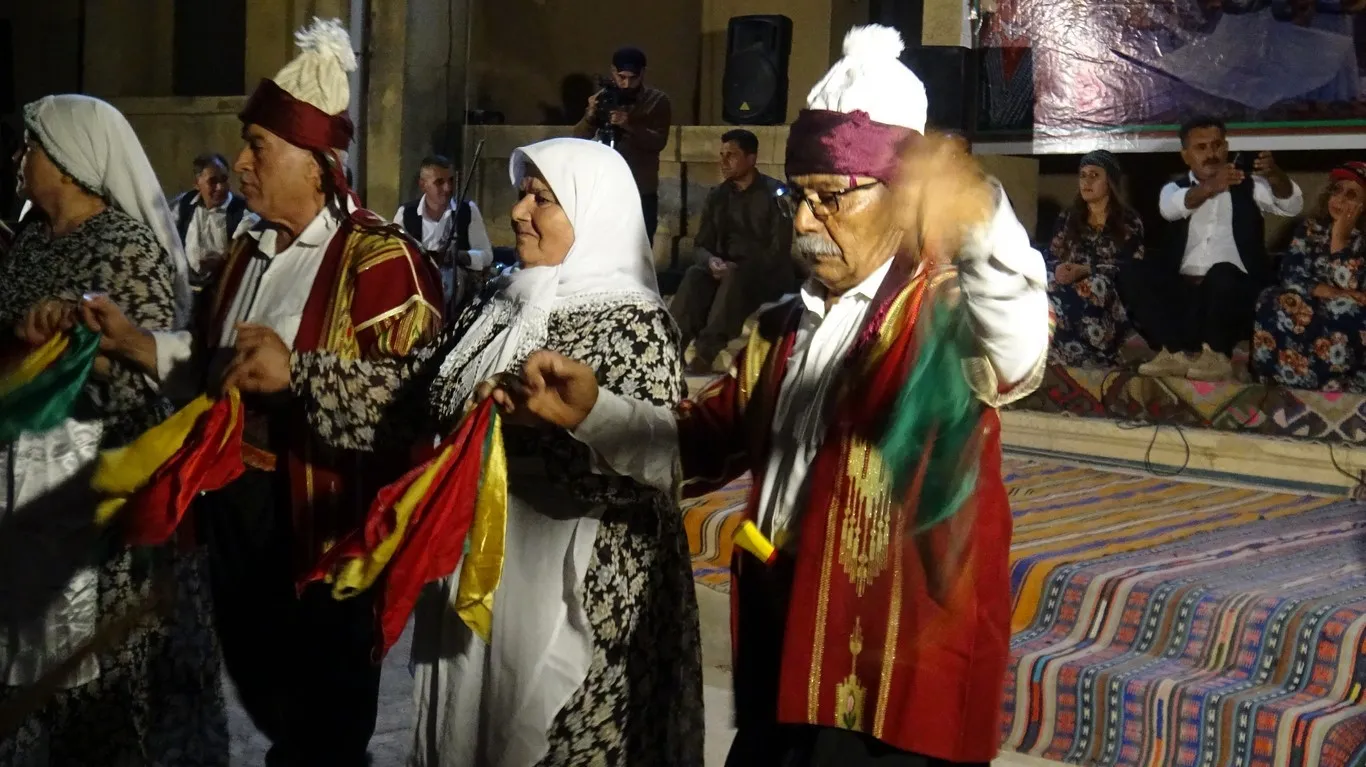 Ji bo parastina çand û hunera xwe şevbuherkan li dardixin