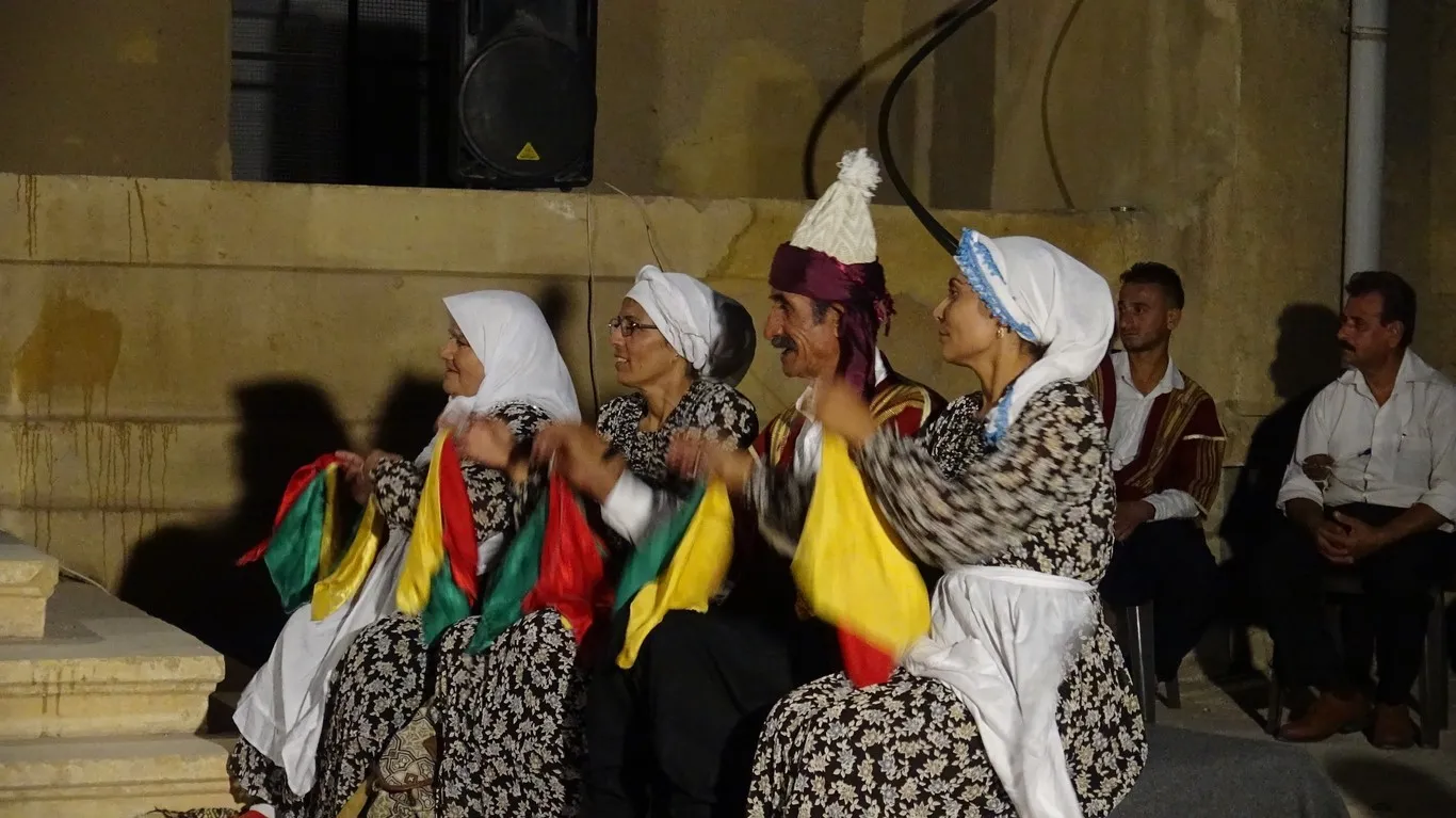 Ji bo parastina çand û hunera xwe şevbuherkan li dardixin