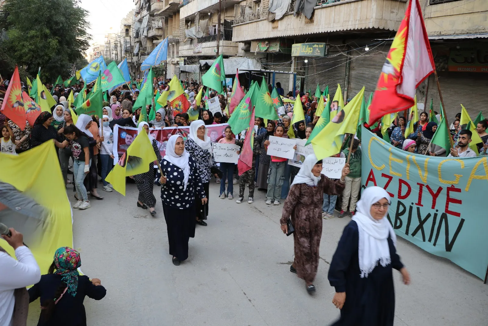 Êrişên dagirkeriyê û xiyaneta PDK′ê li Helebê hatin protestokirin