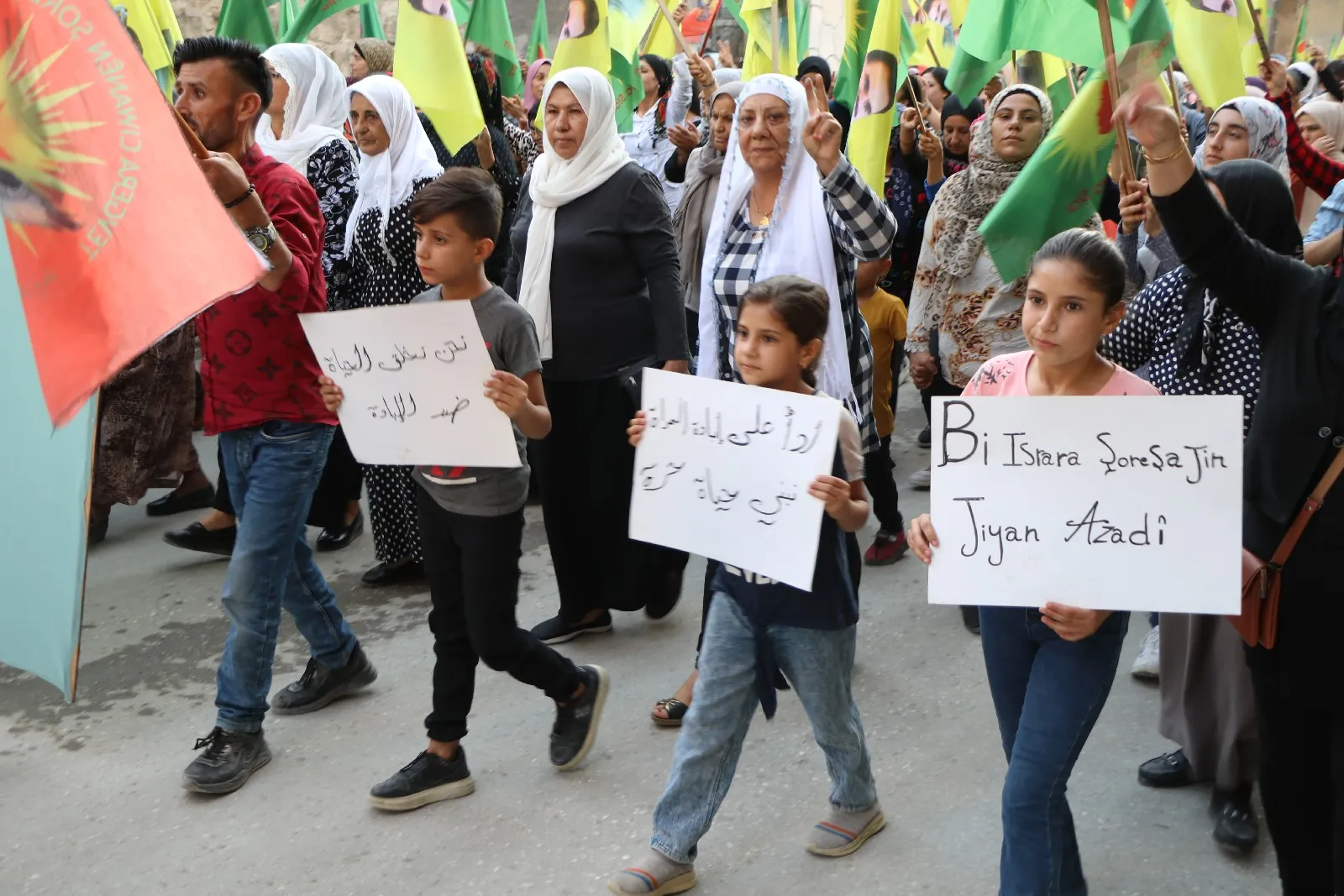 Êrişên dagirkeriyê û xiyaneta PDK′ê li Helebê hatin protestokirin