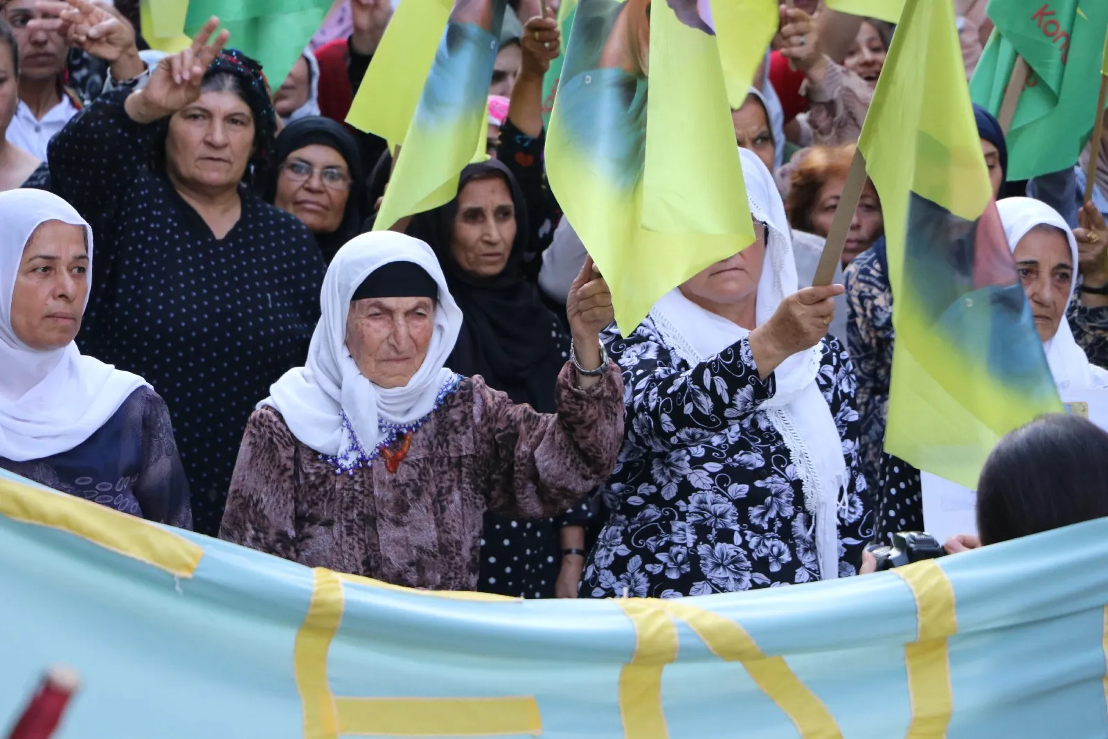 Êrişên dagirkeriyê û xiyaneta PDK′ê li Helebê hatin protestokirin