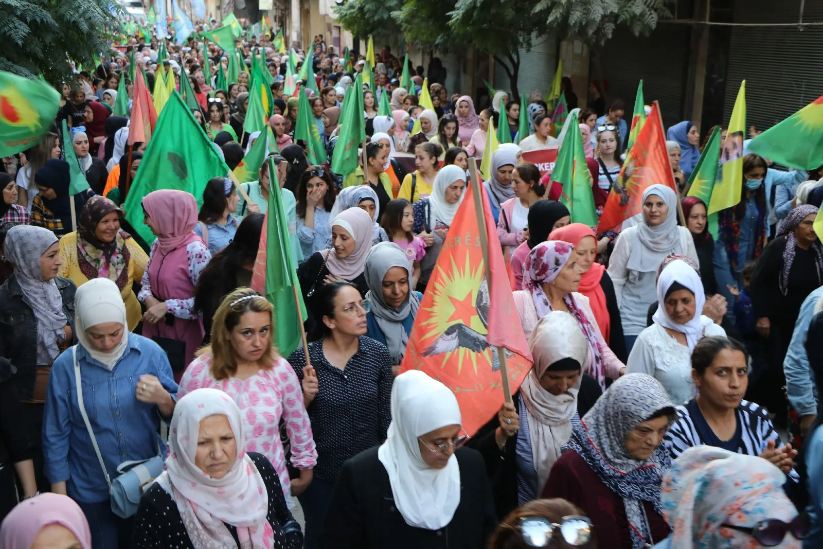 Êrişên dagirkeriyê û xiyaneta PDK′ê li Helebê hatin protestokirin