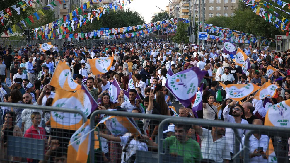Bi boneya 1′ê Îlonê mîtîngeke girseyî li Amedê hat lidarxistin