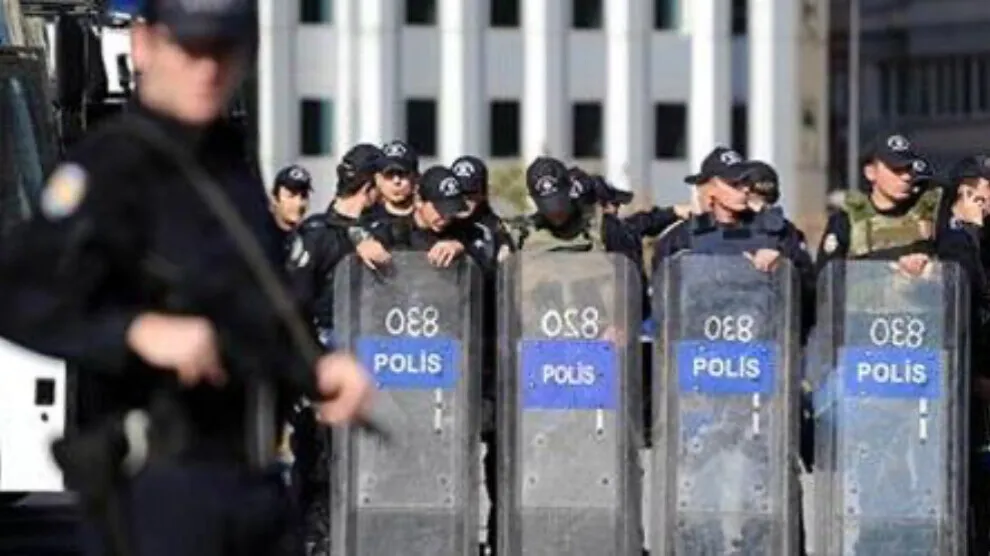 Qirkirina siyasî: Li Enqereyê herî kêm 20 kes hatin binçavkirin