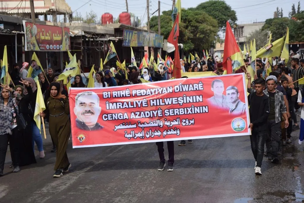 Kobanî dijî komplo û tecrîdê meşiyan