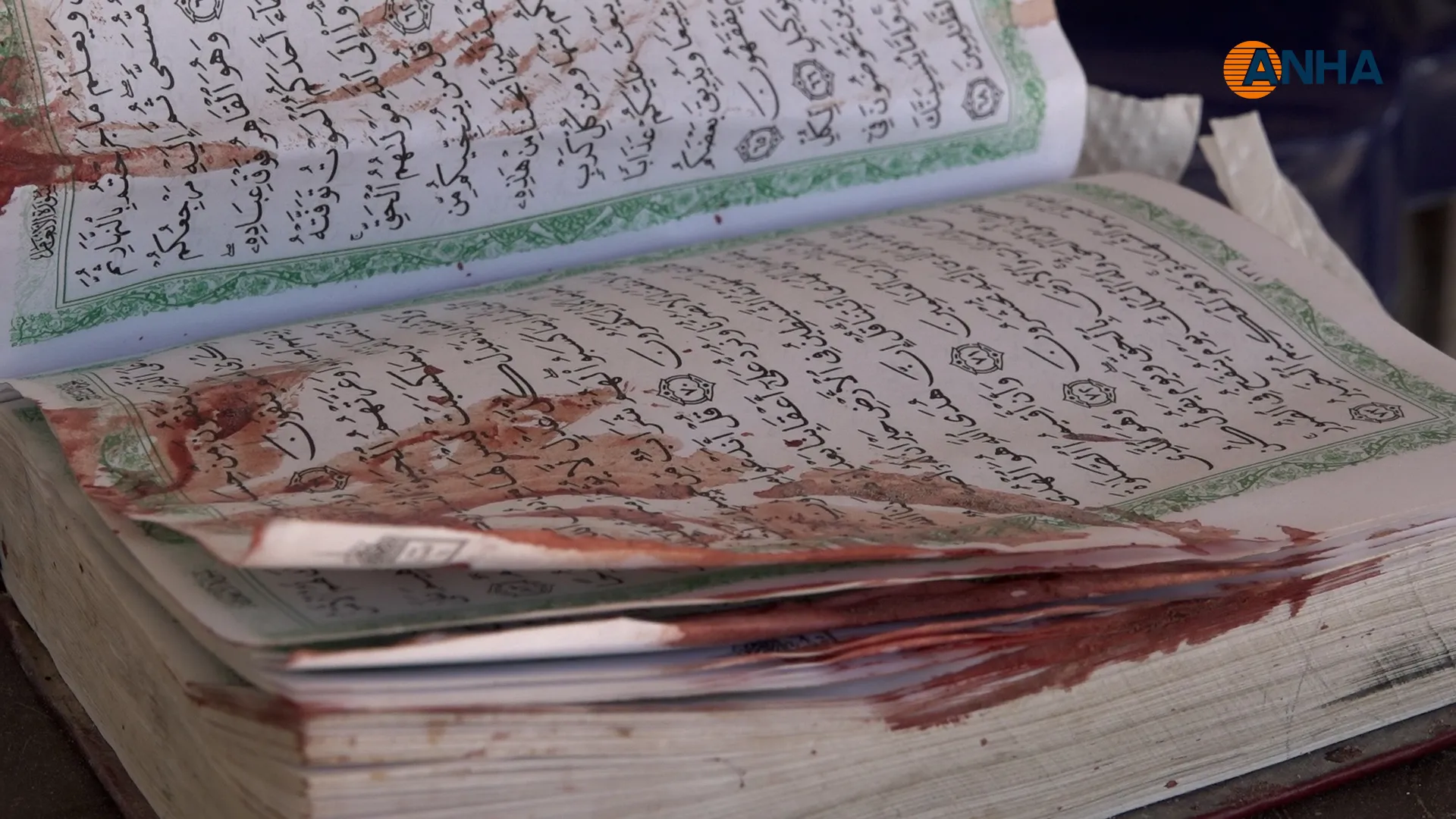 ​​​​​​​Dema Qur-an dixwend dagirkeran êrîş kir, xwîna wî li ser rûpelan ma 