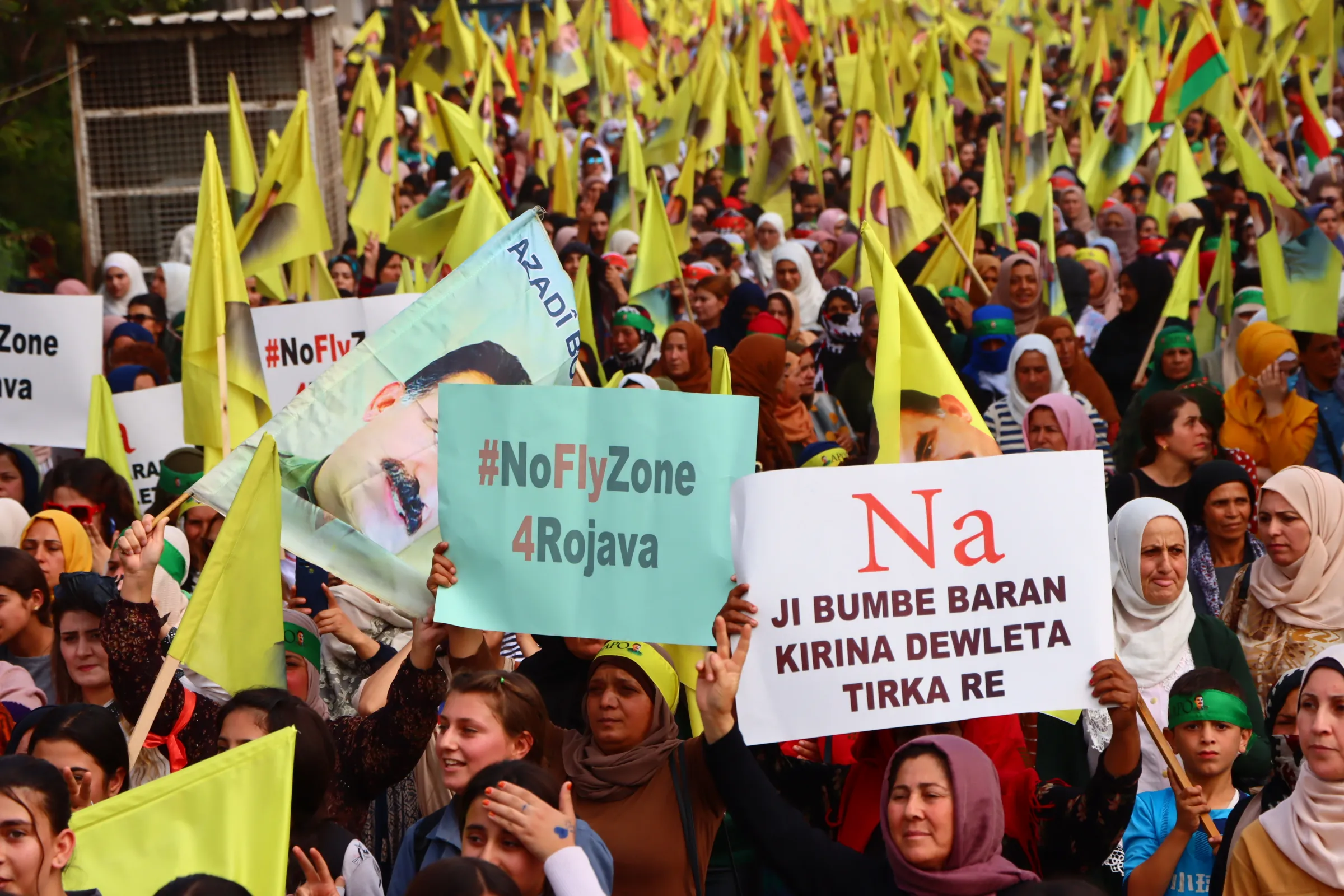 Bi hezaran xelkê Qamişloyê teqezî bi berxwedanê kir