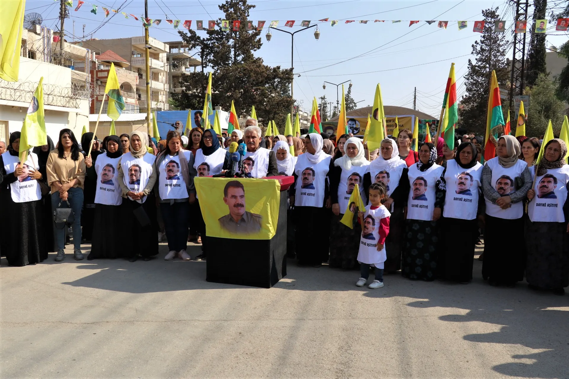 Li Qamişloyê ji bo piştgiriya azadiya fîzîkî ya Rêber Ocalan çalakiya konvedanê