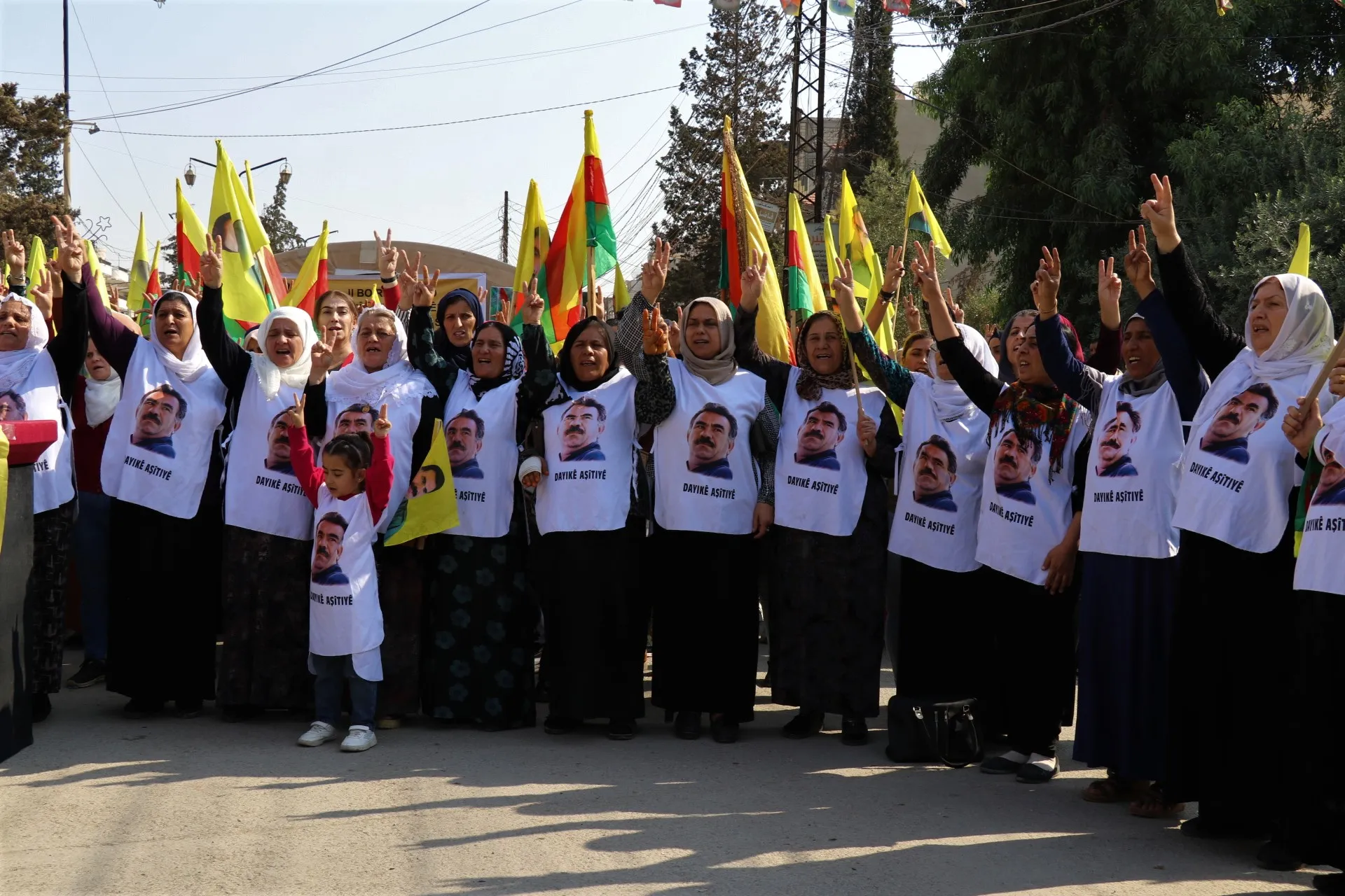 Li Qamişloyê ji bo piştgiriya azadiya fîzîkî ya Rêber Ocalan çalakiya konvedanê