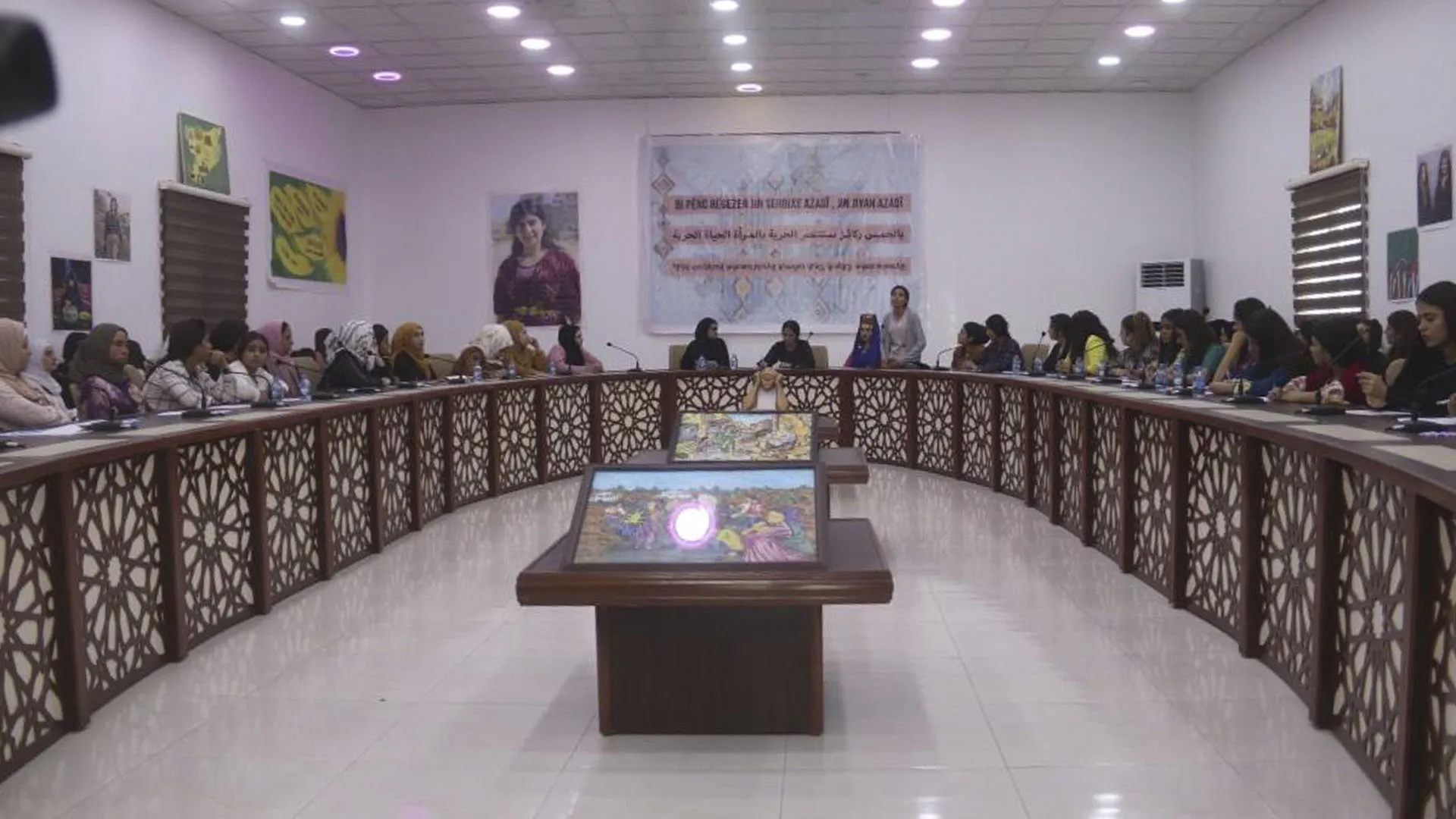 Jinên Ciwan bi komxebatekê piştgirî da pêngava azadiyê