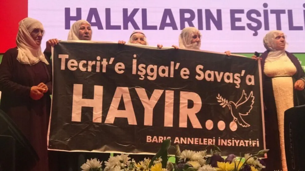 Dayikên Aştiyê tecrîd û êrişên dagirkeriyê protesto kirin
