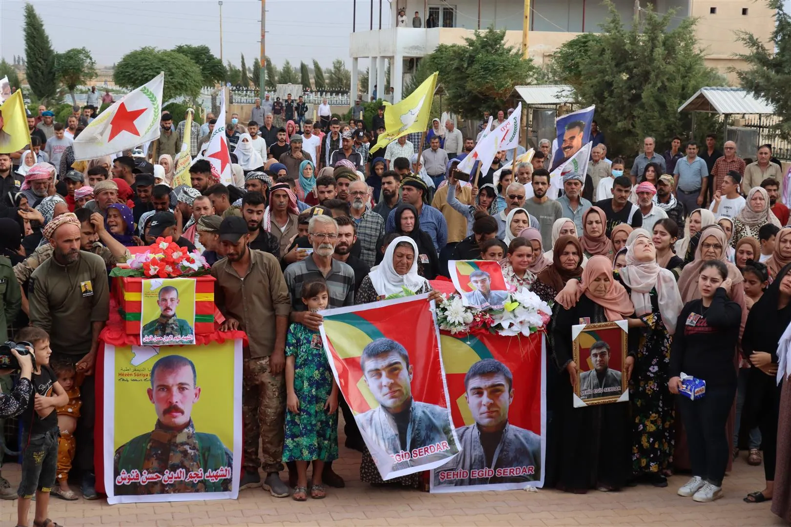 ​​​​​​​Cenazeyê şehîd Ronî Hesekê hat veşartin û şehîd Egîd Serdar hat bibîranîn