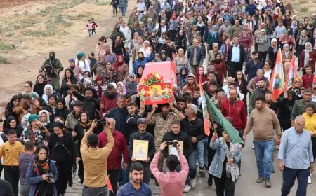 Cenazeyê şehîd Bahoz Heleb li Şehbayê bi girseyî hat pêşwazîkirin