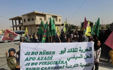 Xelkê Minbicê bi meşekê tecrîd û êrişên dewleta Tirk şermezar kirin