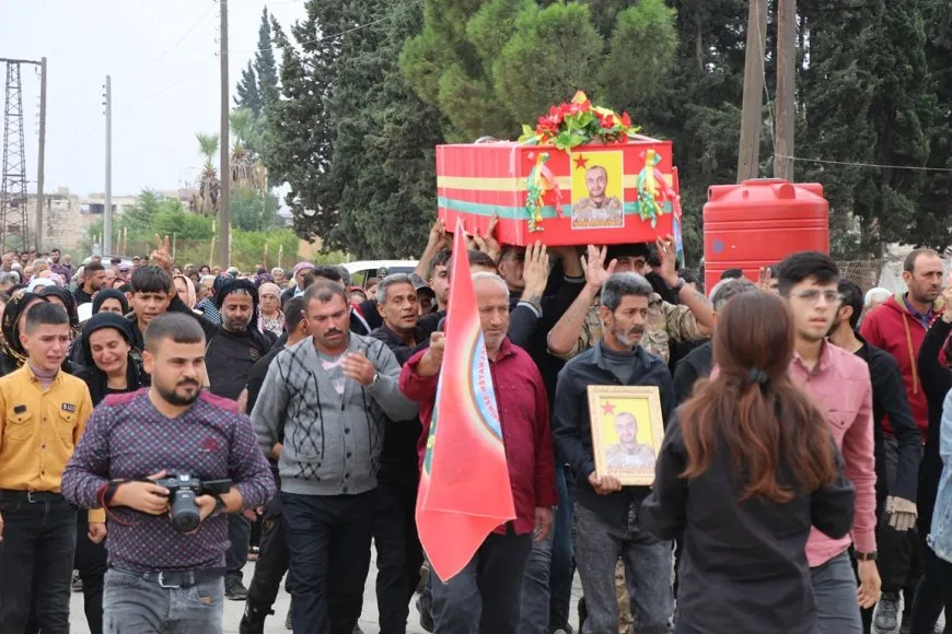 Cenazeyê şehîd Bahoz Heleb li Şehbayê bi girseyî hat pêşwazîkirin