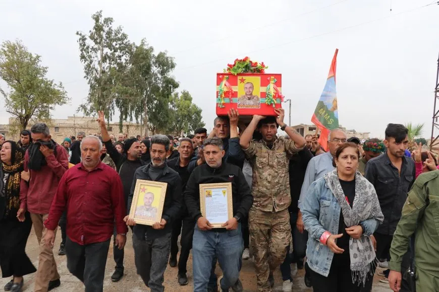 Cenazeyê şehîd Bahoz Heleb li Şehbayê bi girseyî hat pêşwazîkirin