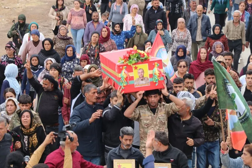 Cenazeyê şehîd Bahoz Heleb li Şehbayê bi girseyî hat pêşwazîkirin