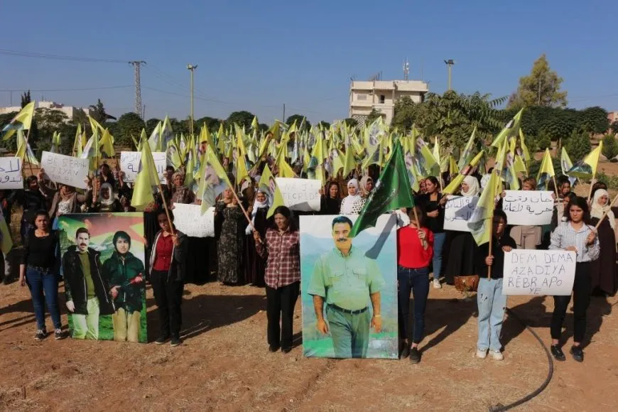 Şêniyên Eyn Îsa û koçberên Girê Spî ji bo azadiya Rêber Abdullah Ocalan meşiyan