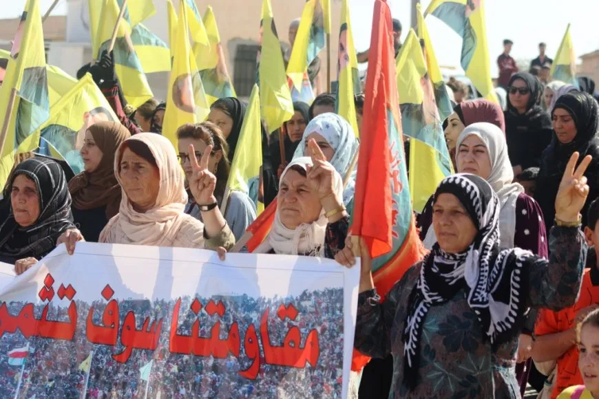 Şêniyên Eyn Îsa û koçberên Girê Spî ji bo azadiya Rêber Abdullah Ocalan meşiyan