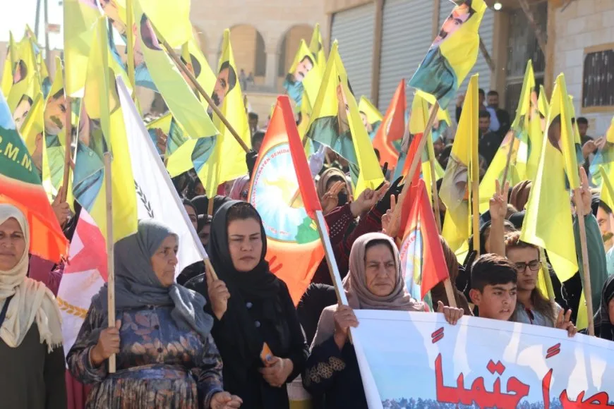 Şêniyên Eyn Îsa û koçberên Girê Spî ji bo azadiya Rêber Abdullah Ocalan meşiyan