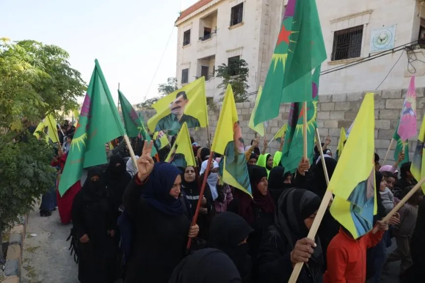 Xelkê Minbicê bi meşekê tecrîd û êrişên dewleta Tirk şermezar kirin