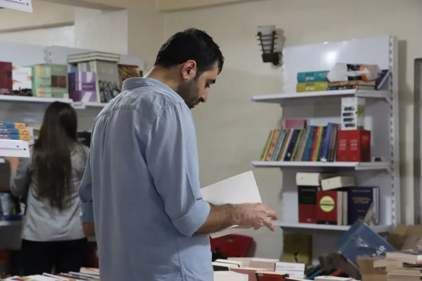 Pirtûk biha ne û aliyên têkildarî hewl didin piştgiriya xwêneran bikin