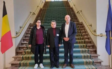 Şandeya Rêveberiya Xweser li gel parlamenterekî Belçîkayê civiya